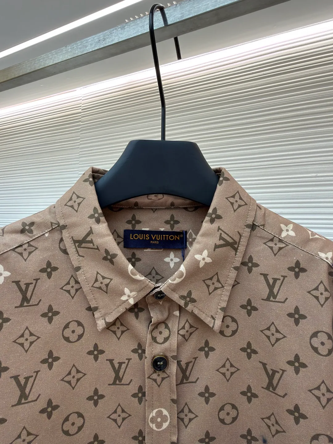 LOUIS VUITTON gradient printed lapel long-sleeved shirt ●Item number: 1681201-A85 ●Material: cotton fabric ●Technology: printing production ●Color: brown ●Version: fitted version ●Weight: about 435 grams ●Size: S-M-L-XL ●Description: Customized YB twill cotton material, high-end texture, comfortable to wear, lapel shirt style, placket can be used as a jacket, the whole body is covered with four-leaf clover elements and letter patterns, full of old money feeling. The straight shoulder line and decent tailoring highlight the tall and neat figure, and the arc hem modifies the waist and shoulders, making it fashionable and fashionable. The overall wiring is straight and delicate, the fabric is comfortable and soft, and the color is consistent without color difference. It can be matched with the same style to create a fashionable look and control various occasions. Customized accessories, complete with three standards, same style for men and women!